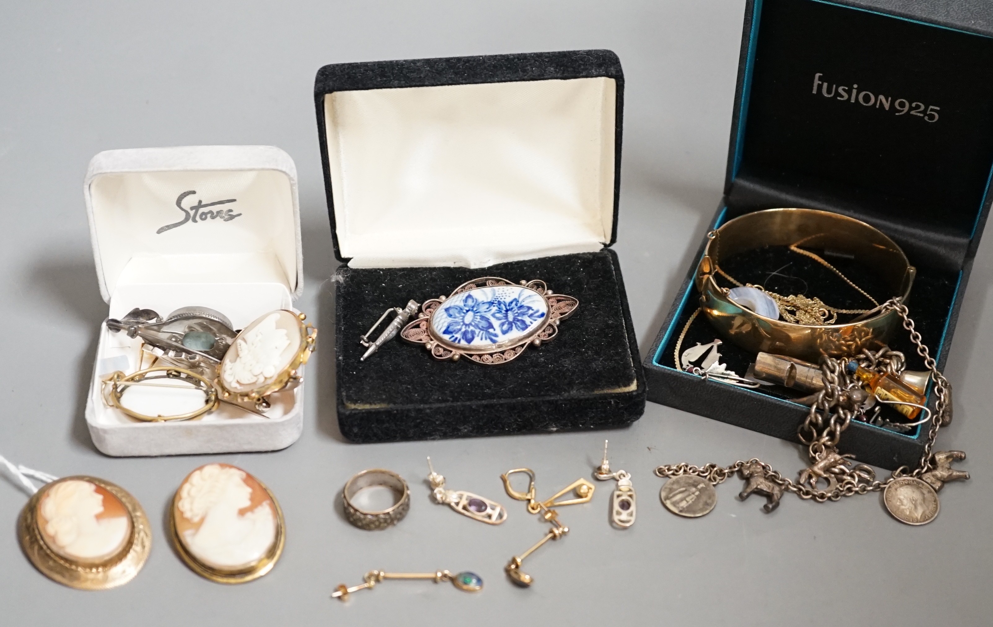 A 9ct mounted oval cameo shell brooch, and other assorted jewellery including, costume, a white metal charm bracelet, 925 earrings etc.